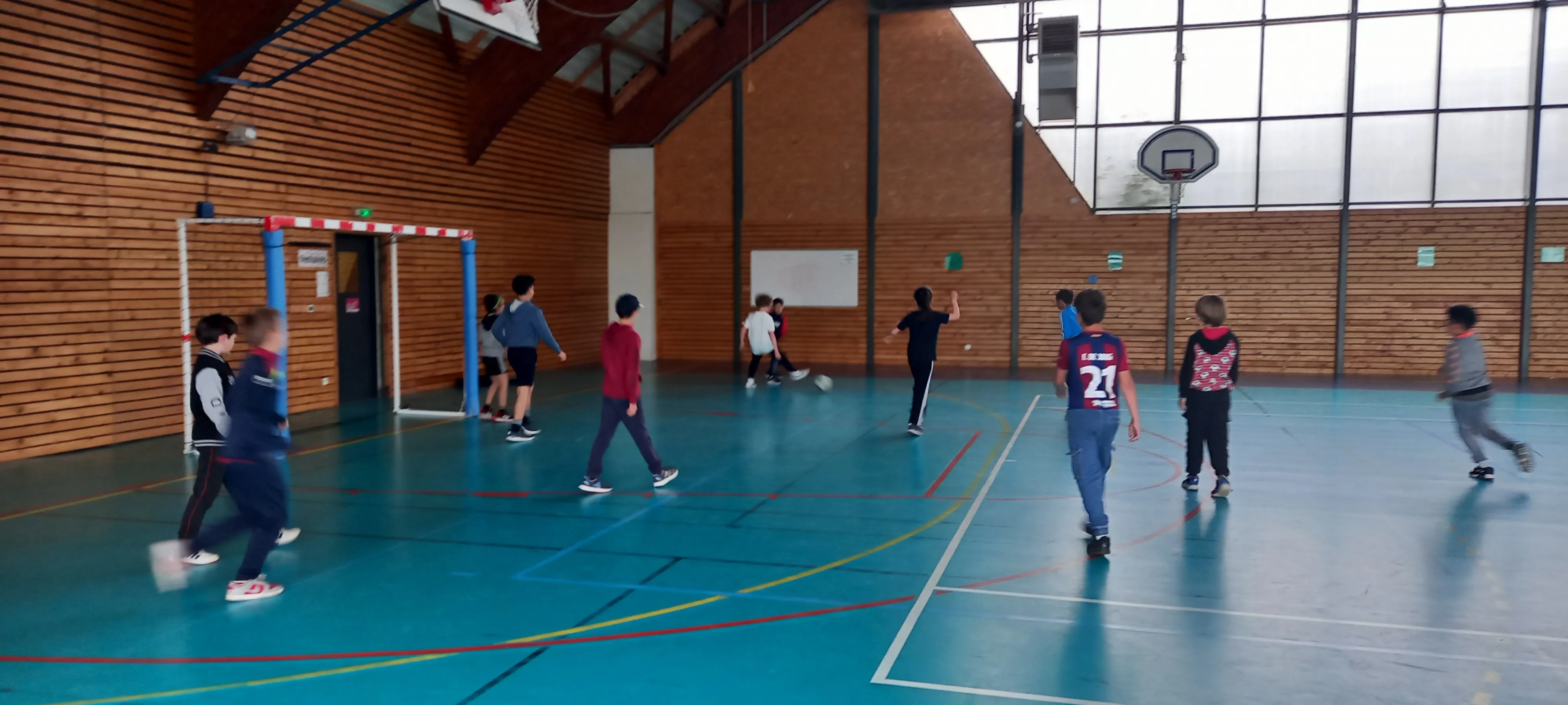 Pause foot dans le gymnase